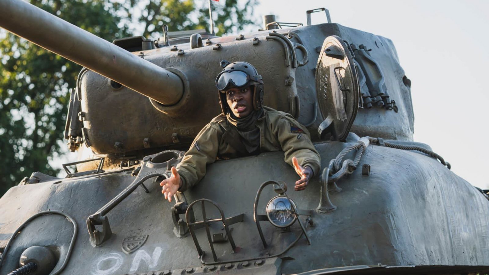 Produktions-Still: Soldat auf einem Panzer
